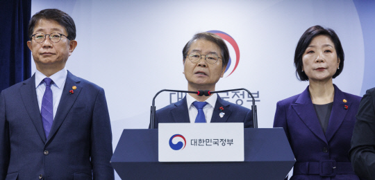 이정식(가운데) 고용노동부 장관과 박상우(왼쪽) 국토교통부 장관, 오영주(오른쪽) 중소벤처기업부 장관이 24일 오전 서울 종로구 정부서울청사에서 중대재해기업처벌법 추가 유예 촉구 기자회견을 하고 있다. [연합뉴스]